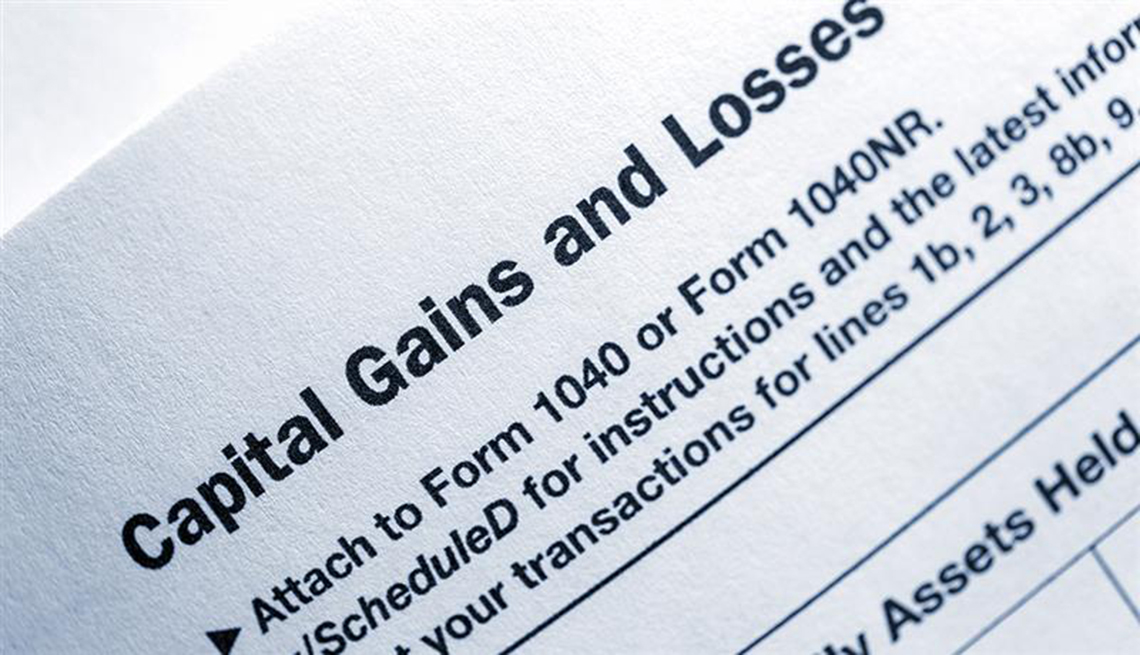 Formulario 1040 del IRS que muestra ganancias y pérdidas de capital