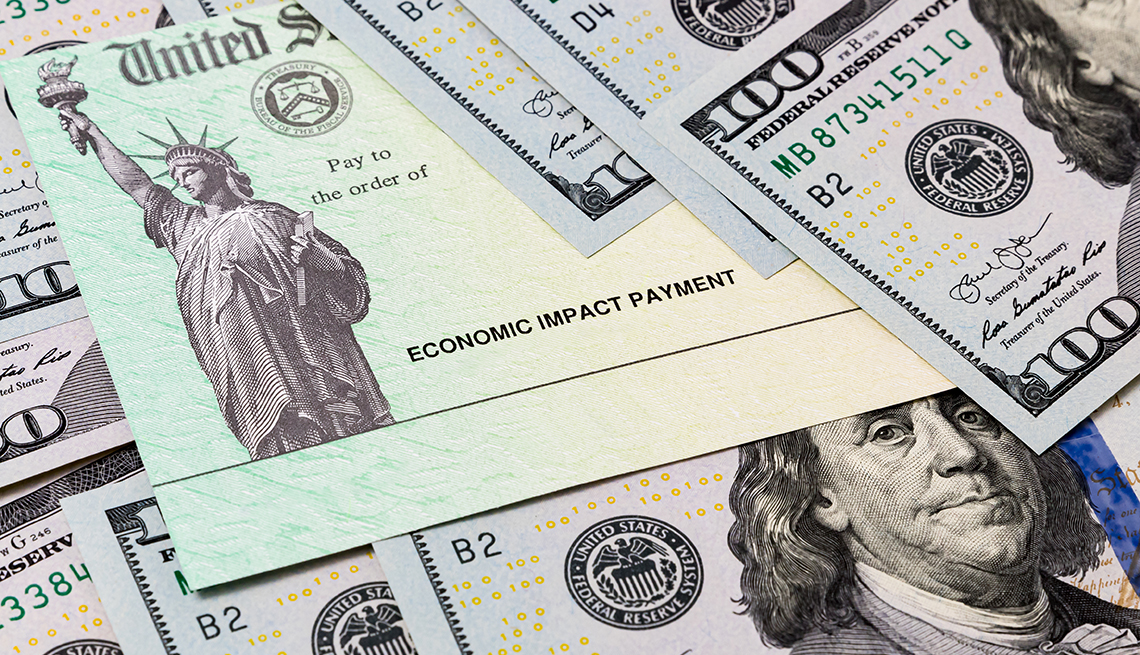 Bono del tesoro de Estados Unidos en medio de billetes de 100 dólares.