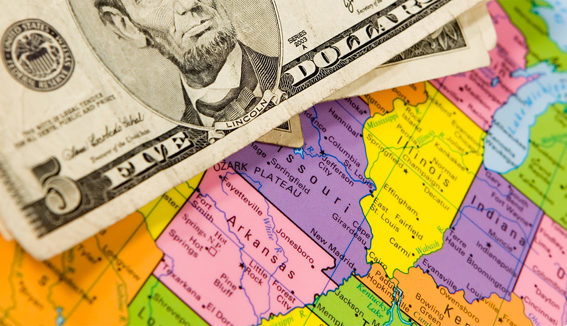 Billetes de 5 dólares sobre un mapa por estados de Estados Unidos