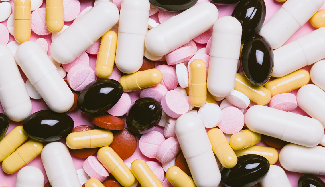 Pila de medicamentos de diversas formas y colores