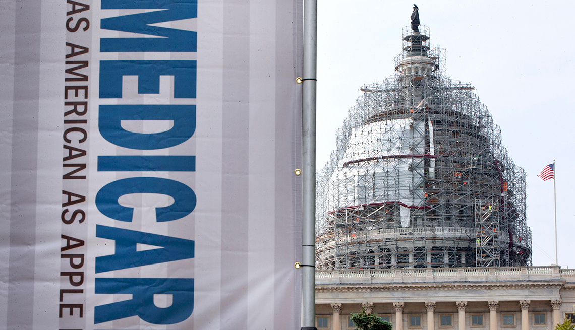 Rótulo que dice Medicare frente al capitolio de Estados Unidos en Washington DC