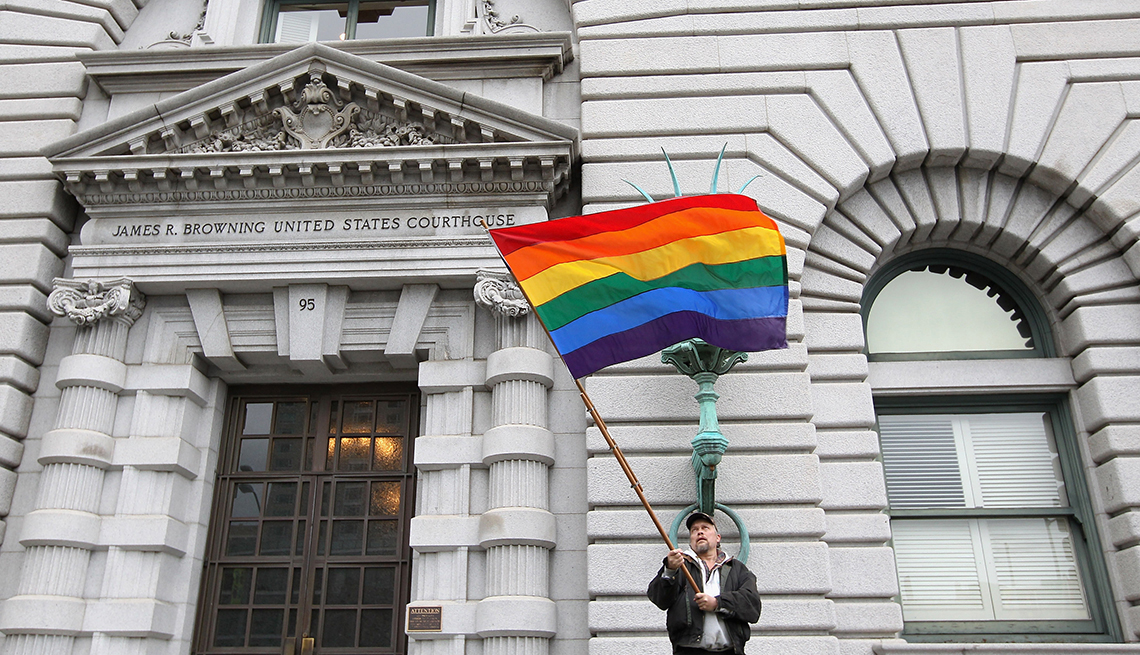 Hombre ondeando la bandera que representa a los homosexuales