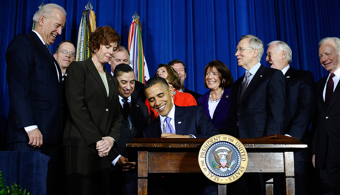 Presidente Barack Obama firmando una ley 
