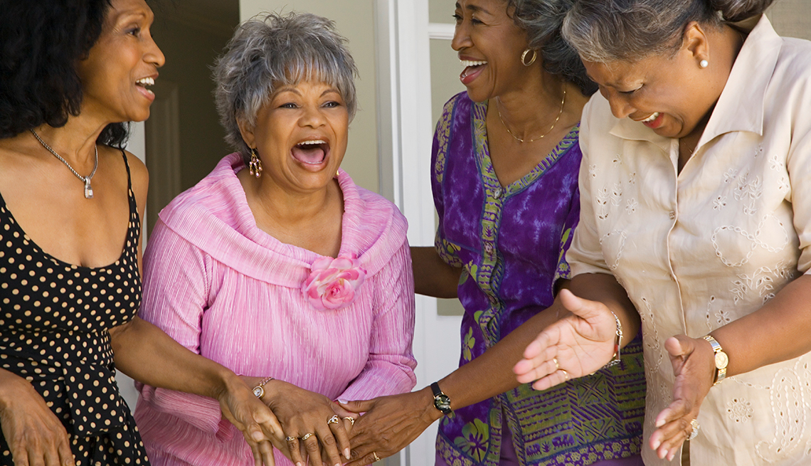 Mujeres riéndose - Enfrentar la vejez sin temor