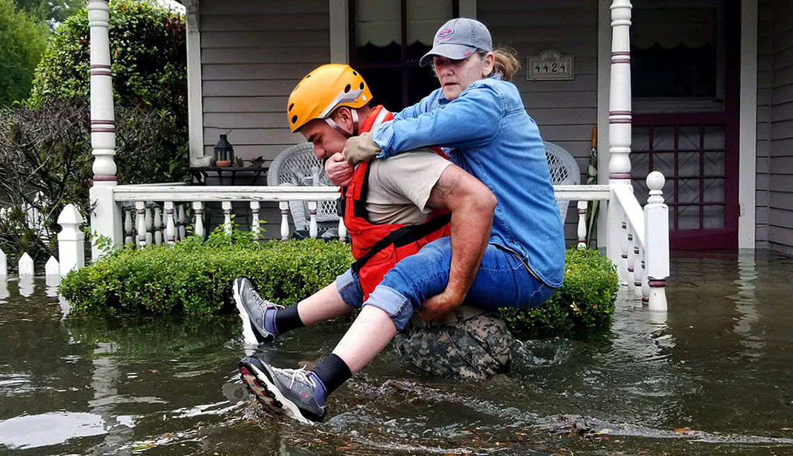Mujer siendo rescatada de una inundación