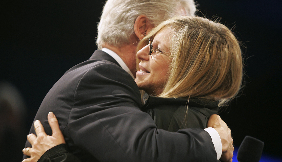 Barbara Streisand en un abrazo junto a Bill Clinton