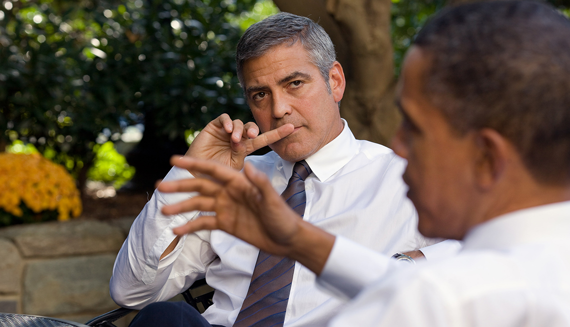 George Clooney escucha al presidente Barack Obama