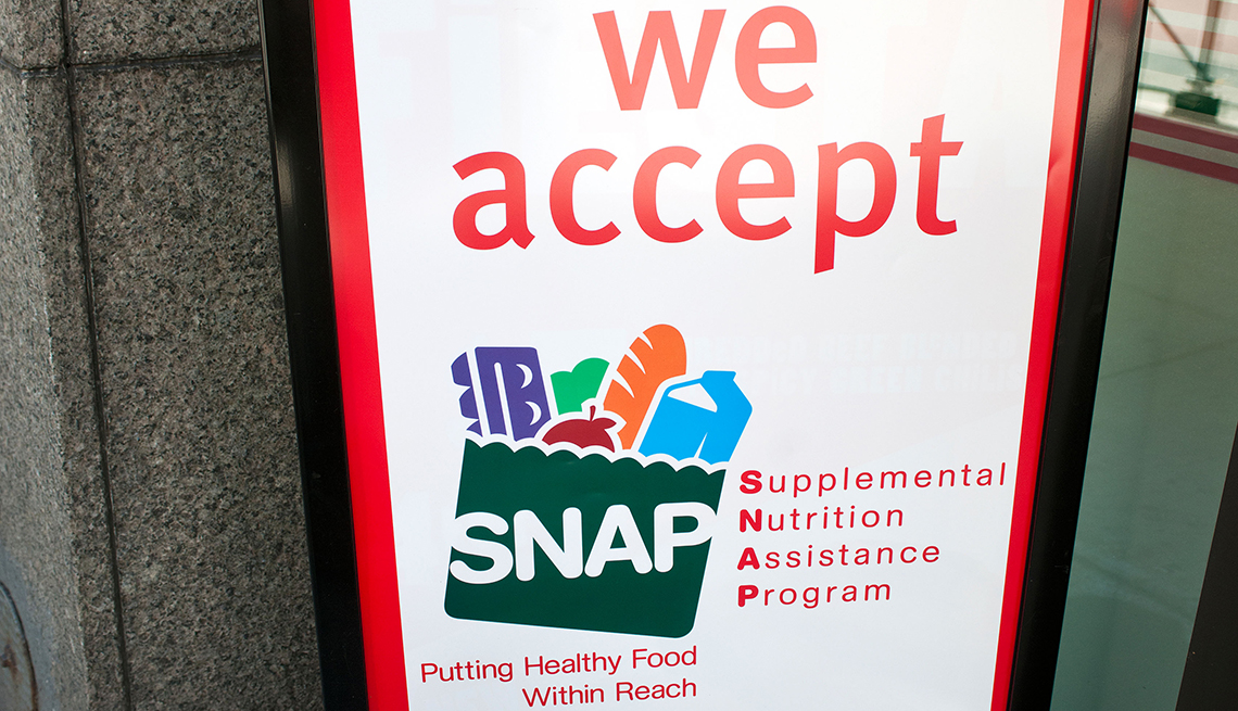 Un letrero frente a una tienda en Nueva York anuncia que acepta SNAP.