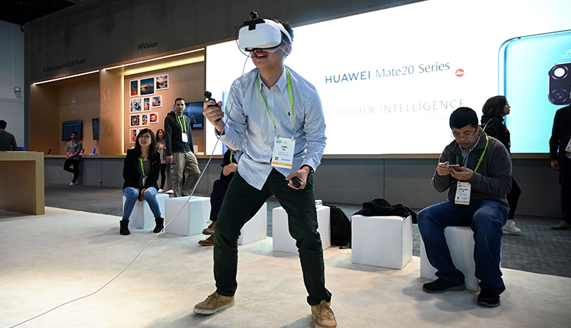 Un hombre juega con el visor de realidad virtual Huawei VR2