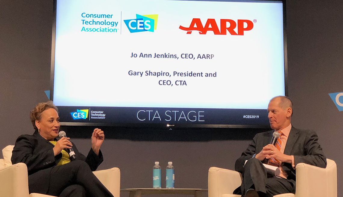 La presidente ejecutiva de AARP, Jo Ann Jenkins, habla en el Consumer Electronics Show