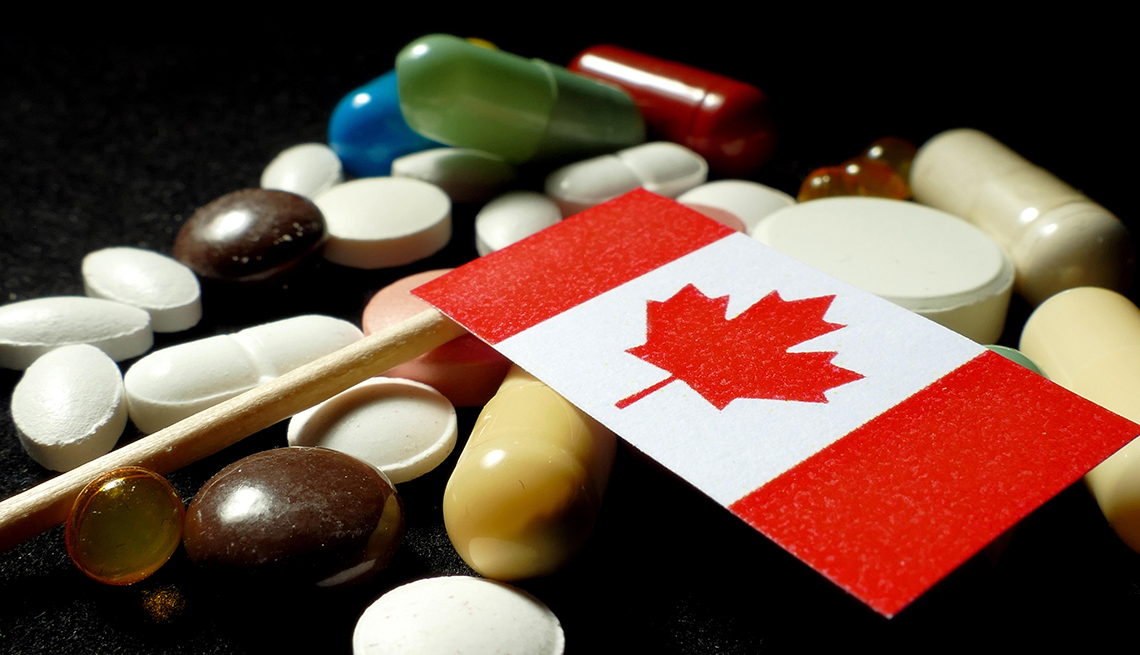 Bandera de Canadá junto a varias pastillas