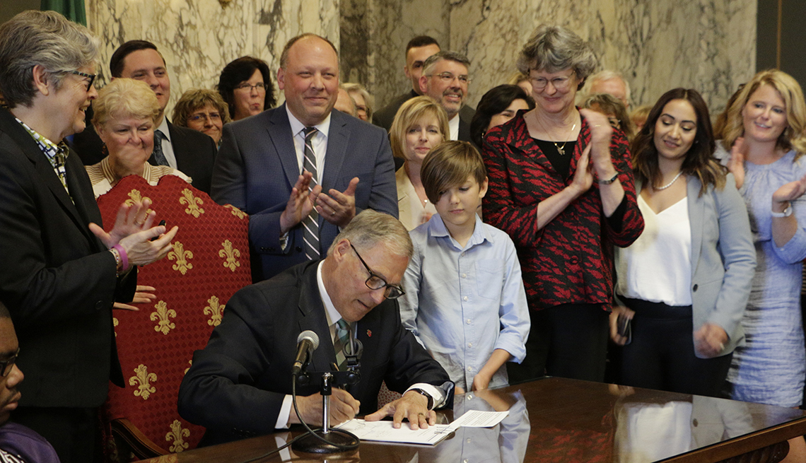 El gobernador de Washington, Jay Inslee, aprueba un proyecto de ley con su firma
