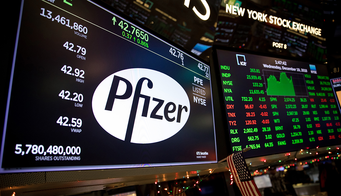 Un monitor muestra el logo de Pfizer Inc. en la Bolsa de Valores de Nueva York (NYSE)