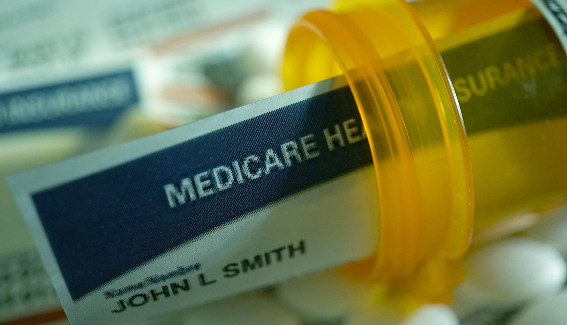 Una tarjeta de Medicare colocada dentro de un frasco de pastillas