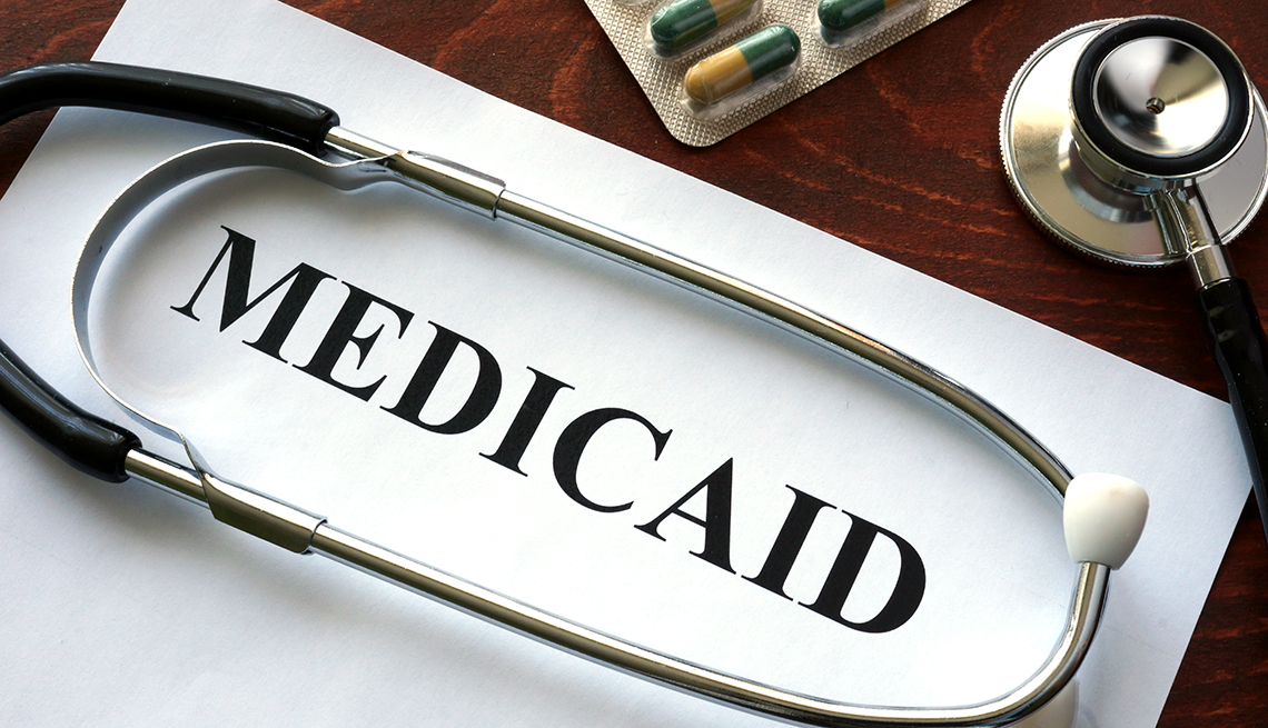 La palabra Medicaid escrita en una hoja de papel con un estetoscopio