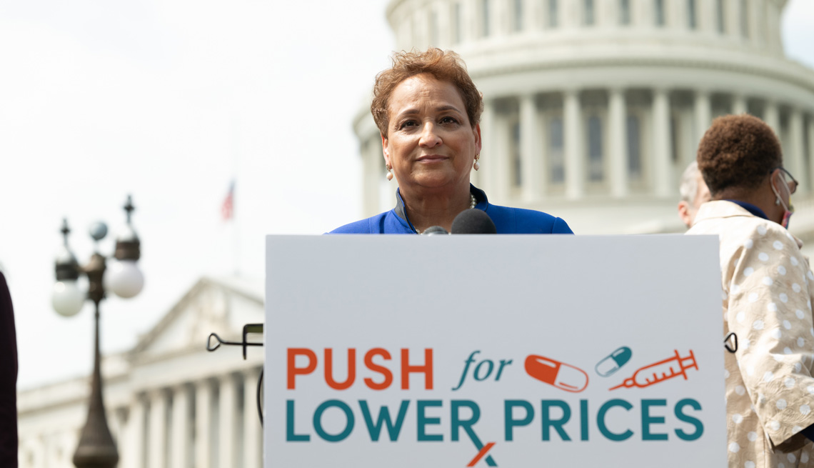 La directora ejecutiva Jo Ann Jenkins sostiene un cartel que pide bajar el precio de los medicamento recetados