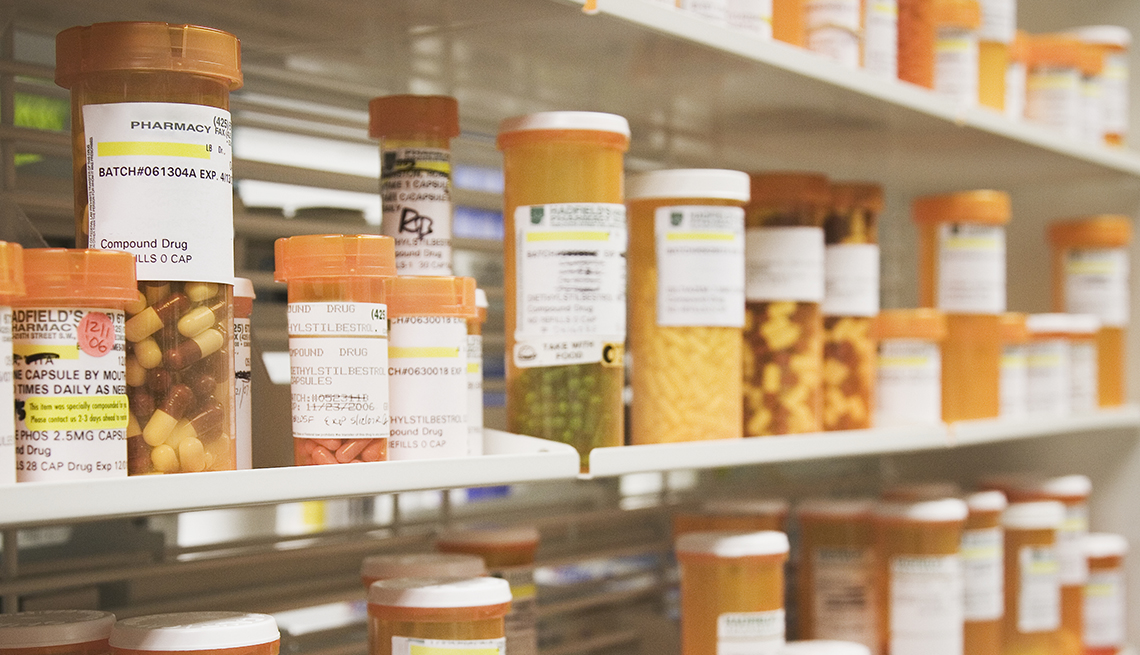 Frascos de pastillas recetadas en un estante de farmacia