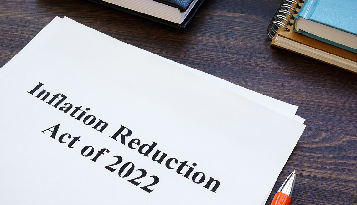 Documento sobre un escritorio que dice Ley de Reducción de la Inflación de 2022