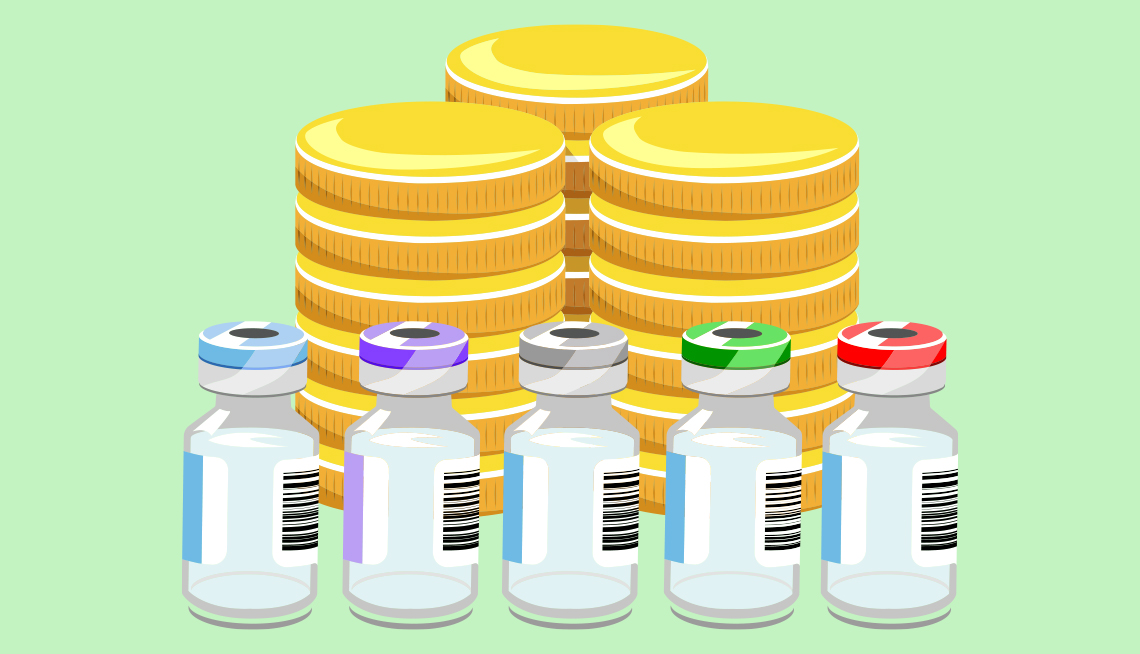 Frascos de medicamentos frente a monedas de dinero apiladas
