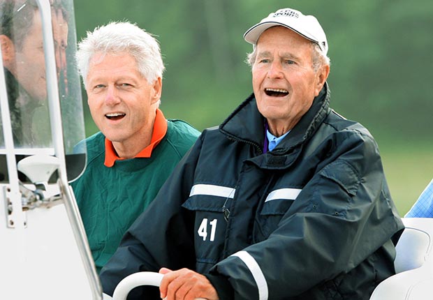 Bill Clinton y George H.W. Bush jugando golf - Cómo los Ex-Presidentes manejan su tiempo después de dejar el cargo
