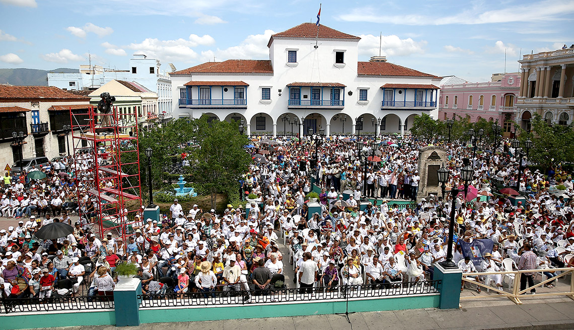 Plaza repleta de feligreses durante la bendición pública del papa Francisco en Santiago, Cuba