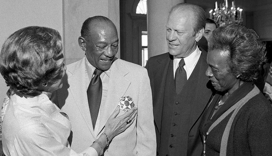 First lady Betty Ford admires Jesse Owens’ Medal of Freedom during a White House reception 