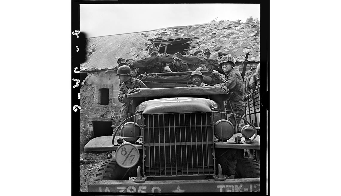 Soldados estadounidenses transportan prisioneros alemanes