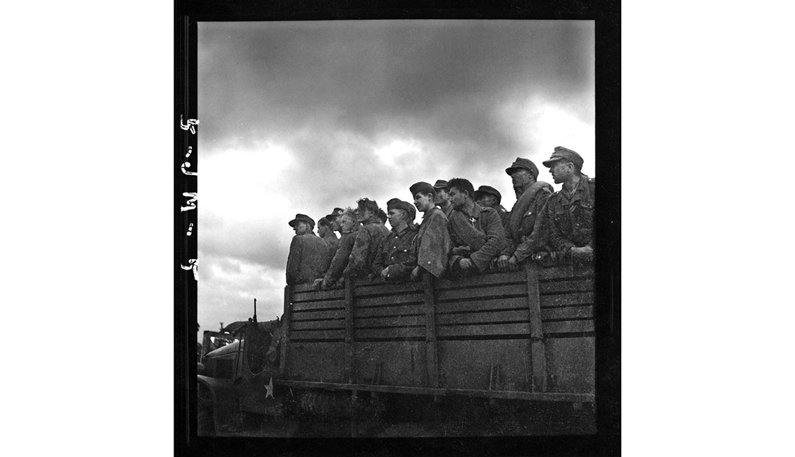 Prisioneros alemanes siendo transportados
