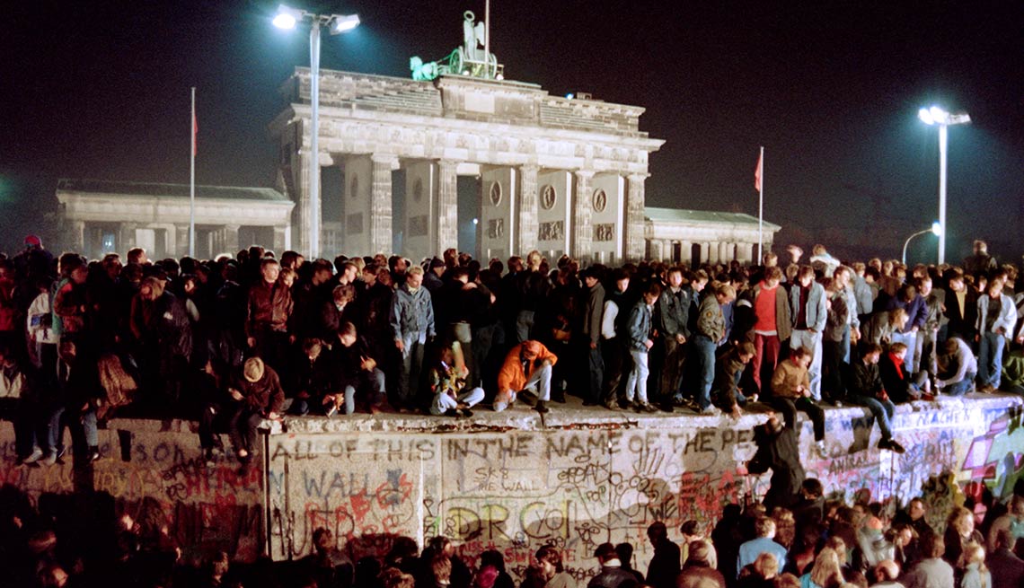 Thousands of young East Berliners, atop the Wall, Brandenburg Gate, 25th anniversary, Fall of the Berlin Wall 