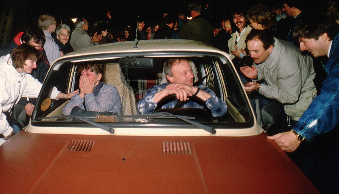 Car arrives at border crossing, open border, crowd, 25th anniversary, Fall of the Berlin Wall 