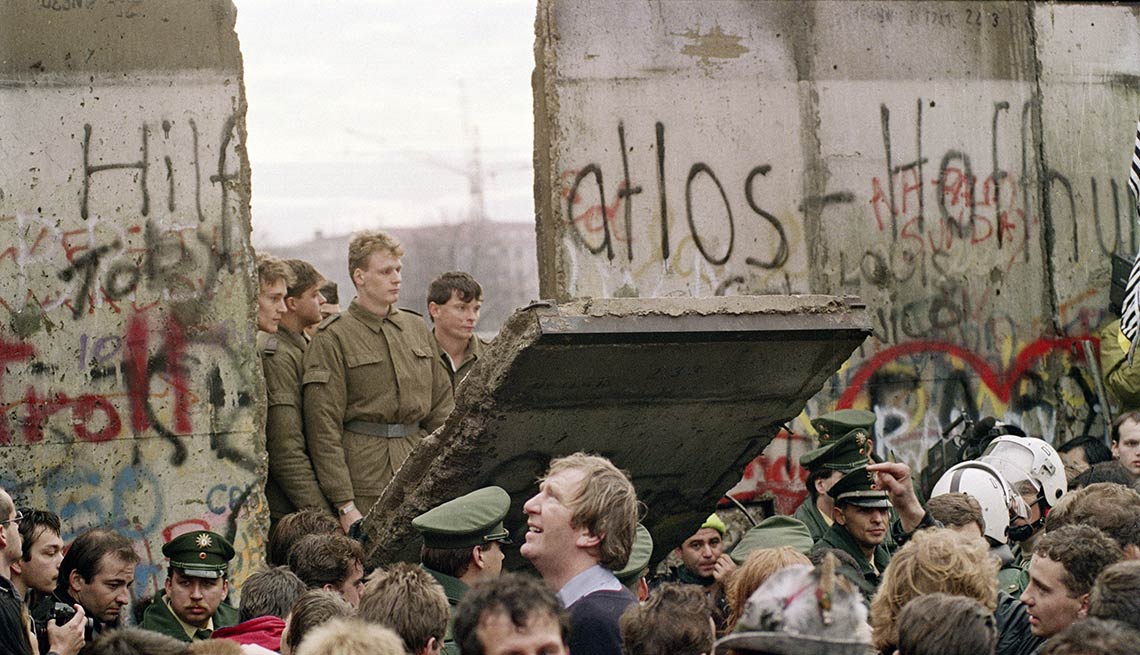 West Berliners swarm the Wall, graffiti, East German border guards, new crossing point, 25th anniversary, Fall of the Berlin Wall 