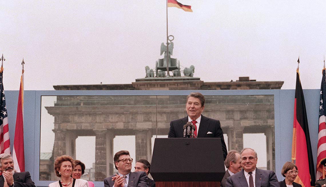 Ronal Reagan dando un discurso luego de la caída del muro de Berlin