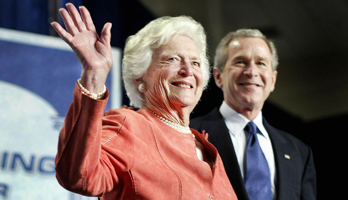 Barbara Bushy su hijo George W. Bush - Mamas de los presidentes de Estados Unidos