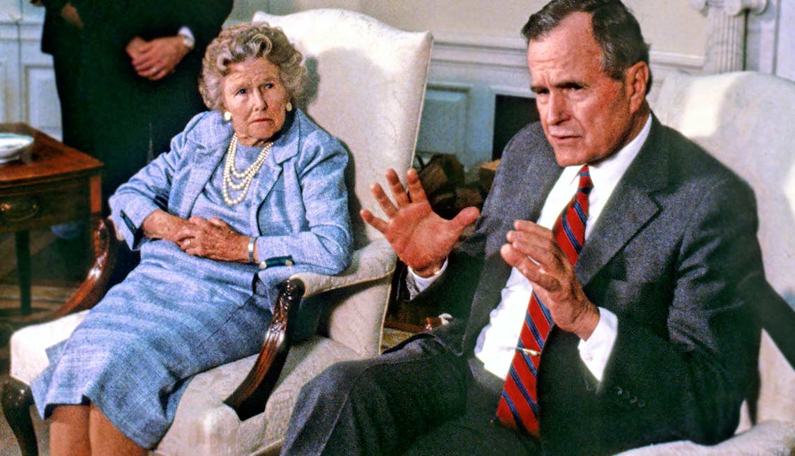 George H.W. Bush junto a su madre Dorothy Walker Bush - Mamas de los presidentes de Estados Unidos