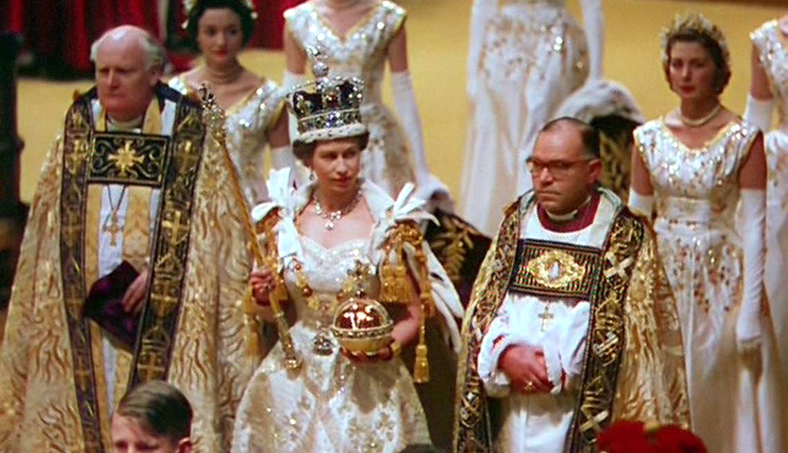 Coronan a Isabel II a los 26 años