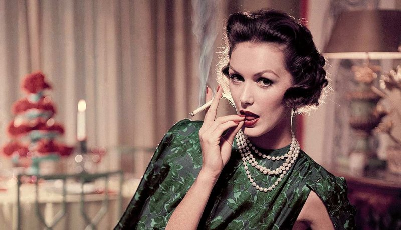Mujer fumando - Vinculan consumo de tabaco con cáncer