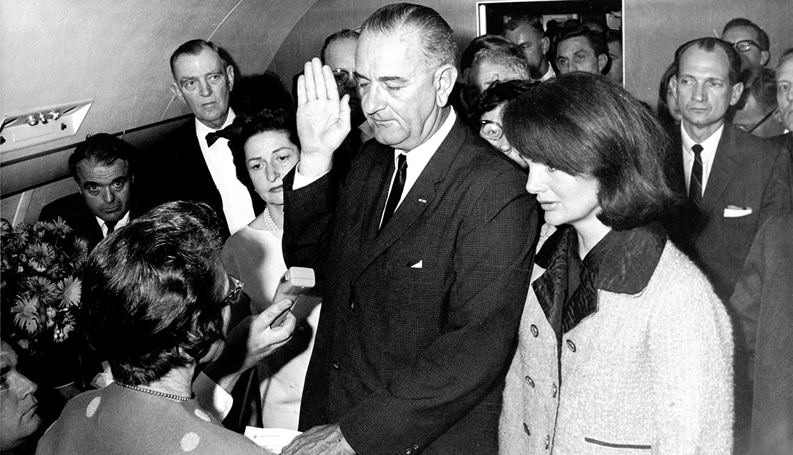 El vicepresidente Lyndon B. Johnson presta juramento como nuevo Presidente de EE. UU., tras el asesinato de Kennedy