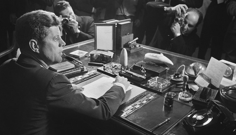 El presidente John F. Kennedy hace frente a la crisis de los misiles en Cuba