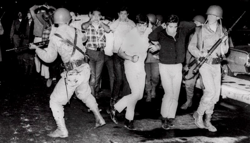 Enfrentamiento entre policías y civiles - Masacre de Tlatelolco en Mexico 