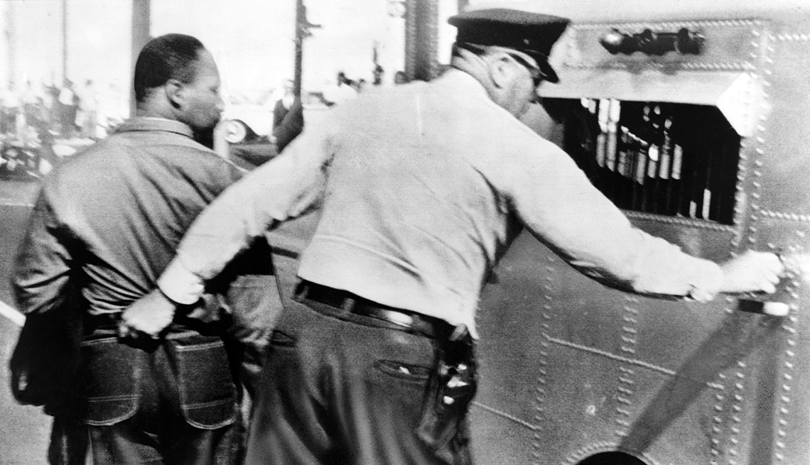  la policía de Birmingham detiene a Martin Luther King Jr.
