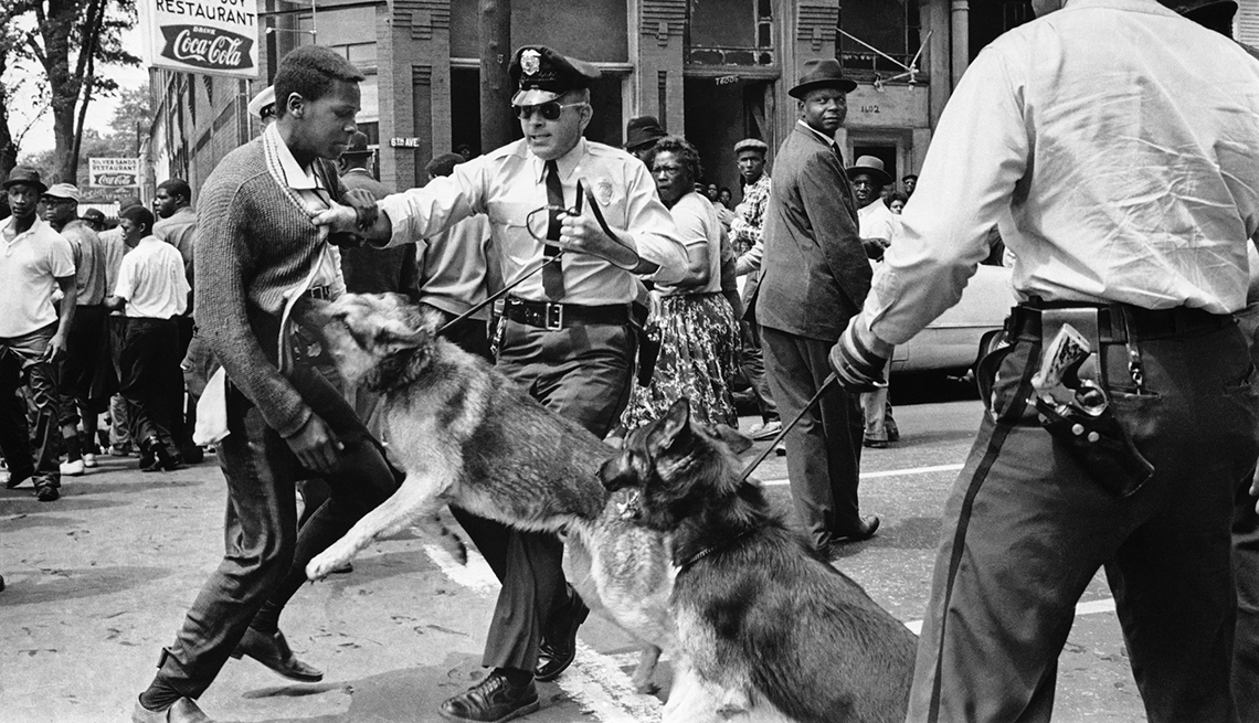 Hombre negro es atacado por los perros de la policía - 1963