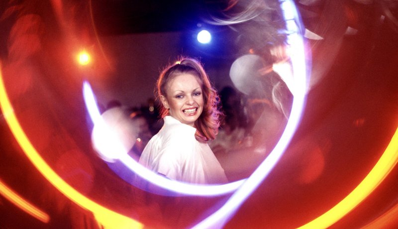 Mujer bailando música disco