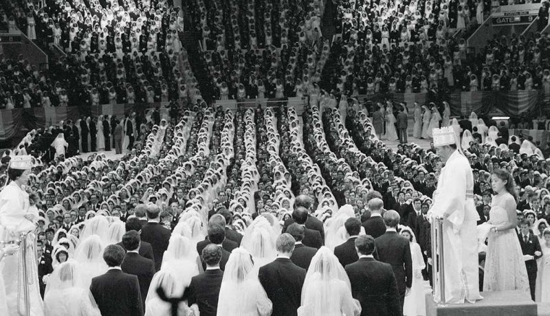 Reverendo Sun Myung Moon casa 2,075 parejas a la vez en el Madison Square Garden