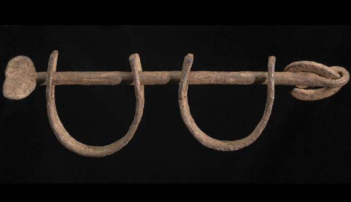 Grilletes de hierro que fueron usados para restringir la libertad a los esclavos abordo de los barcos 