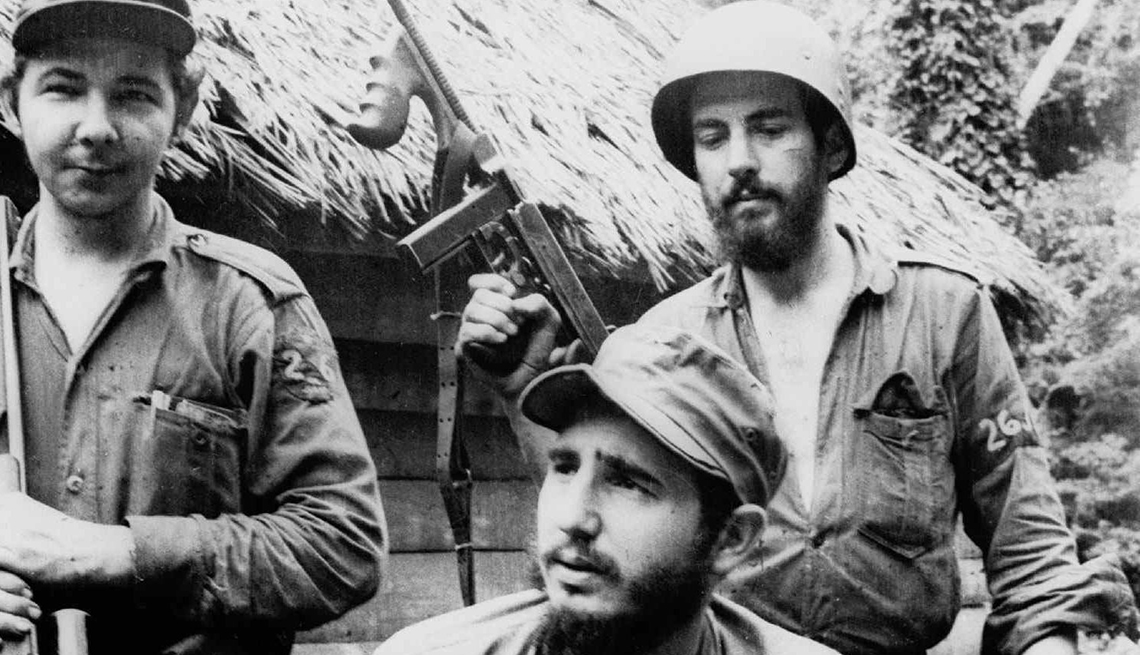Fidel Castro junto a otros en su uniforme de rebelde