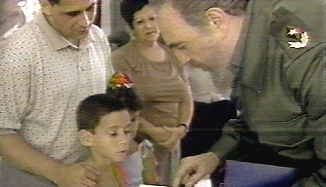 Fidel Castro le habla al niño Elián González