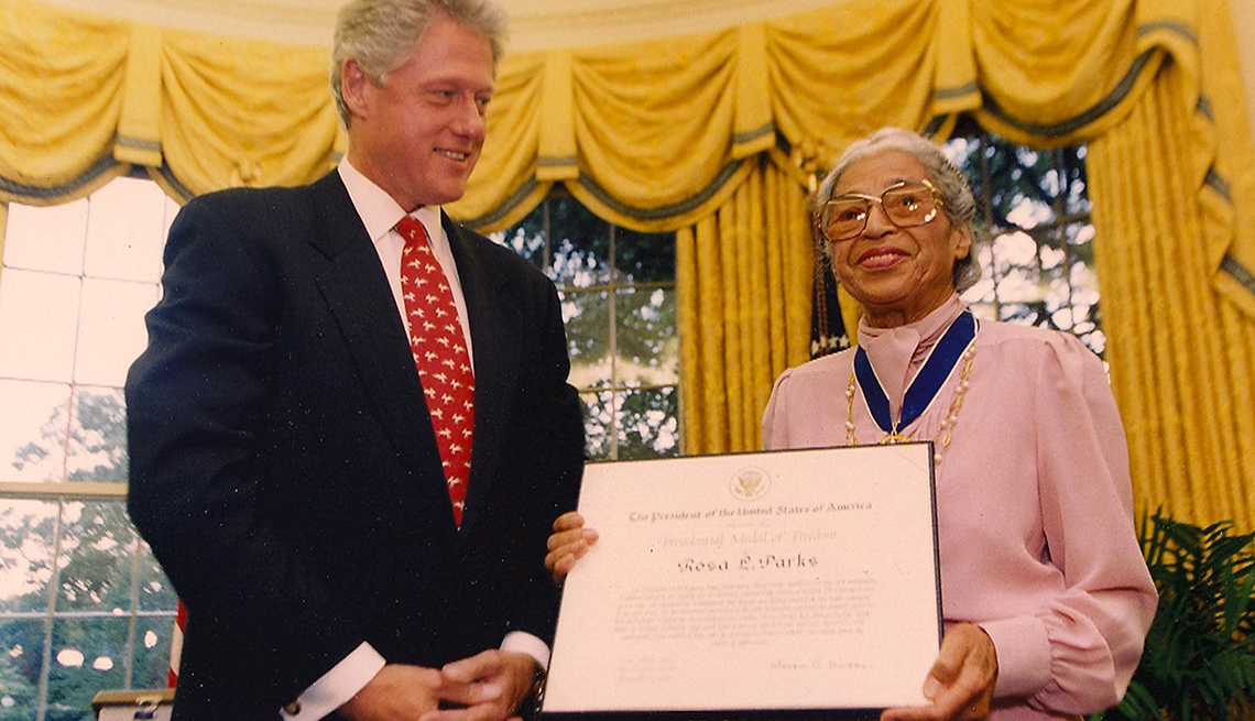 El presidente Bill Clinton otorga a Rosa Parks la Medalla Presidencial de la Libertad