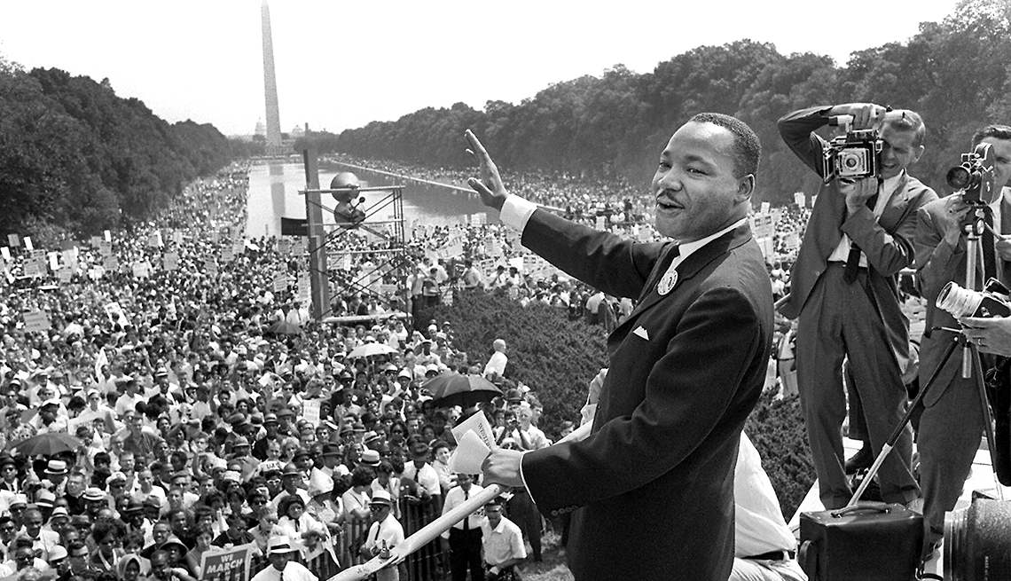 item 5 of Gallery image - Martin Luther King Jr. en su famoso discurso en Washington, D.C.