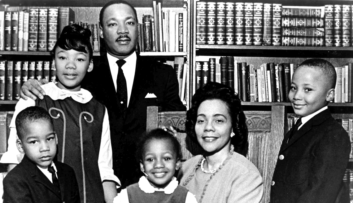 item 2 of Gallery image - Martin Luther King Jr. junto a su esposa e hijos