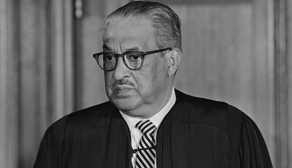 Thurgood Marshall fue juramentado como el primer juez negro de la Corte Suprema